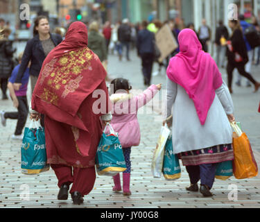 Femme asiatique pakistanais femmes avec enfant family shopping bags sur Argyle Street Glasgow vu de derrière Banque D'Images