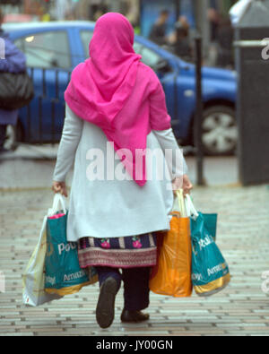 Sacs femme asiatique pakistanais sur Argyle Street Glasgow vu de derrière Banque D'Images