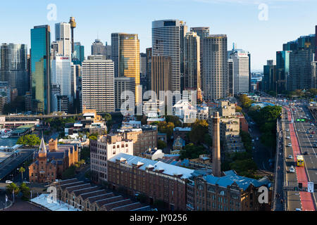 Sydney skyline avec 'les roches' en premier plan et gratte-ciel de la CDB à l'arrière. Sydney, Nouvelle-Galles du Sud, Australie. Banque D'Images