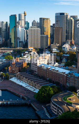 Sydney skyline avec 'les roches' en premier plan et gratte-ciel de la CDB à l'arrière. Sydney, Nouvelle-Galles du Sud, Australie. Banque D'Images