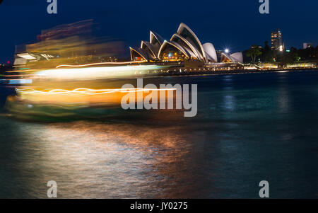 Fiery à Ferry au crépuscule avec le Harbour Bridge et l'Opera House, Sydney, Nouvelle-Galles du Sud, Australie. Banque D'Images