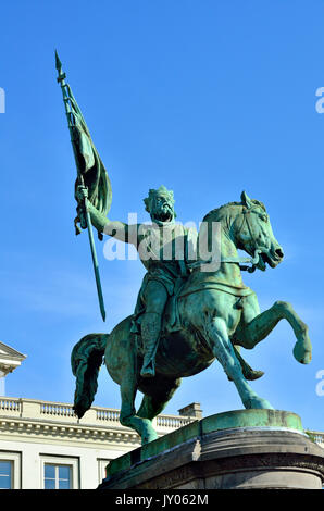 Bruxelles, Belgique. La Place Royale. Statue (1848), Eugène Simonis : Godefroy de Bouillon, élever le niveau de la première croisade Banque D'Images