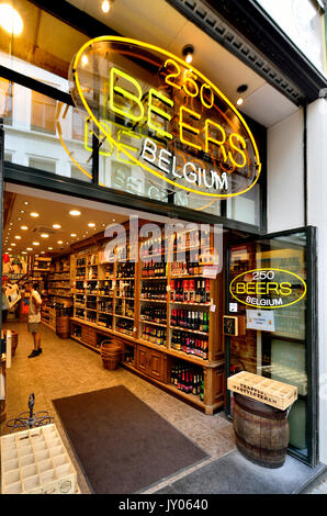 Bruxelles, Belgique. La bière belge 'Tradition' beer shop, Rue au Beurre 32, près de la Grand Place Banque D'Images