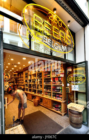 Bruxelles, Belgique. La bière belge 'Tradition' beer shop, Rue au Beurre 32, près de la Grand Place Banque D'Images