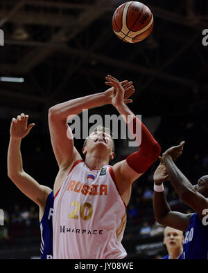 Saint-pétersbourg, Russie - Août 4, 2017 : match de basket-ball la Russie (blanc) contre la Finlande (bleu) au cours d'Kondrashin-Belov Cup. La Russie a gagné 91:75 Banque D'Images