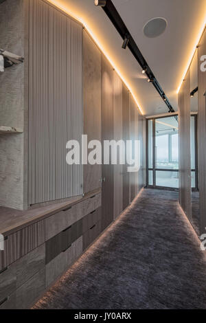 Couloir pour salle de bains/chambre à coucher. Appartements à Canaletto, Londres, Royaume-Uni. Architecte : UNStudio, 2017. Banque D'Images