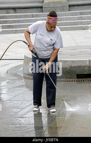 A New York City Parks Dept. pouvoir ouvrier lave-la fontaine domaine dans Washington Square Park dans Greenbwich Village, New York City. Banque D'Images