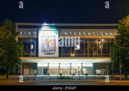 Vue de la nuit de l'ère historique allemand Kino international sur Karl Marx Strasse à Mitte Berlin, Allemagne Banque D'Images