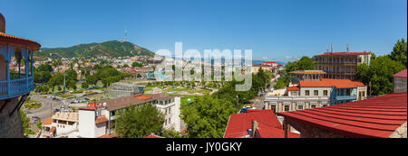 Vieille ville de Tbilissi sur les toits, les ponts, les montagnes, les rues, les routes. Banque D'Images