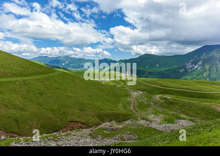 Route de montagne à travers un col de montagne, kazbegi route géorgienne et militaires Banque D'Images