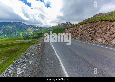 Route de montagne à travers un col de montagne, kazbegi route géorgienne et militaires Banque D'Images