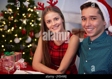 Frère et sœur de poser à la table Banque D'Images