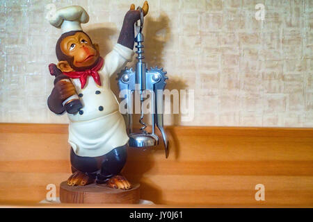 Tire-bouchon à vin moderne et élégant sur le tableau en liège Banque D'Images