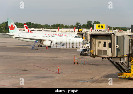 Des avions commerciaux d'Air Canada sur le tarmac de Montréal Pierre Elliott Trudeau International Airport Banque D'Images