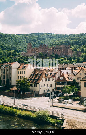 Vue sur la vieille ville de Heidelberg et l'Heidelberger Schloss en Allemagne. Banque D'Images
