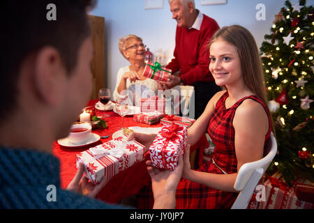 Frère et sœur l'échange de cadeaux de Noël Banque D'Images