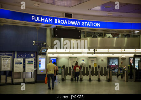 La station de métro Fulham Broadway et les obstacles de l'intérieur Banque D'Images