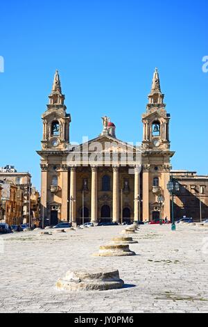 Voir l'église de St Publius, Floriana, Malte, l'Europe. Banque D'Images