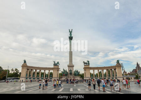 BUDAPEST, HONGRIE - le 12 août 2017 : Place des Héros (Hosok tere) à Budapest, en Hongrie, au coucher du soleil, avec des touristes devant Hosok tere (Anglais : Heroes' Banque D'Images