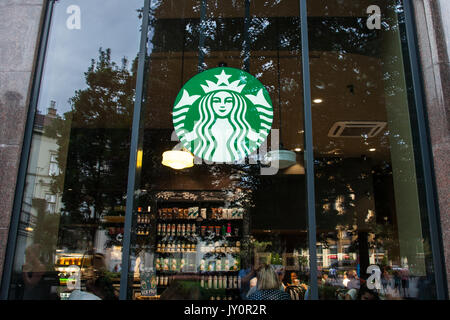 BUDAPEST, HONGRIE - le 11 août 2017 : le logo de Starbucks en face d'un café Starbucks dans le centre-ville de Budapest, capitale de la Hongrie Pictu Banque D'Images