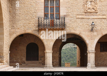 Pierres pittoresque place à arcades en Espagne. Cantavieja, Teruel. Héritage Espagnol Banque D'Images