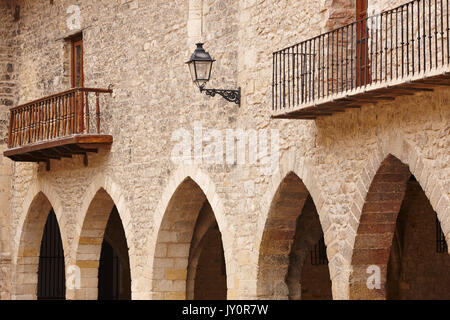 Pierres pittoresque place à arcades en Espagne. Cantavieja, Teruel. Héritage Espagnol Banque D'Images