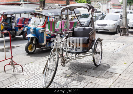 Pousse-pousse sur trottoir avec Tuk Tuks en arrière-plan, Bangkok, Thaïlande Banque D'Images