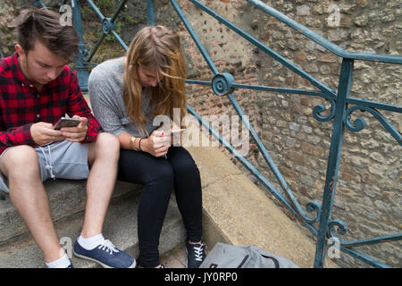 Kid, téléphone, mobile, internet, technologie, garçon, smartphone, gens, jeunes, jeu, de race blanche, personne, gadget, fun, girl, jouer, smart, à l'aide, en ligne, c Banque D'Images