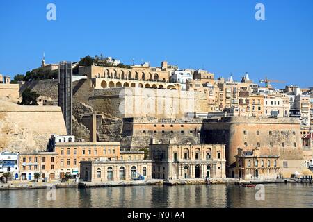 Valletta Waterfront bâtiments, y compris les jardins Barrakka supérieur vu que depuis le Grand Port à Sliema, La Valette, Malte, Europe. Banque D'Images