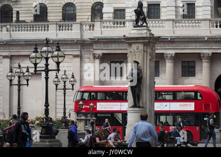 Un laissez-passer d'autobus de Londres la WW1 War Memorial en face de la Banque d'Angleterre à Cornhill, dans la capitale la plus ancienne du quartier financier alias le Square Mile, le 14 août 2017, dans la ville de Londres, en Angleterre. Banque D'Images