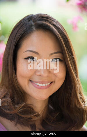 Portrait of Asian woman smiling outdoors Banque D'Images
