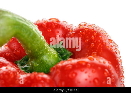 Poivre rouge mûr avec des gouttes d'eau à proximité. Sur un fond blanc Banque D'Images