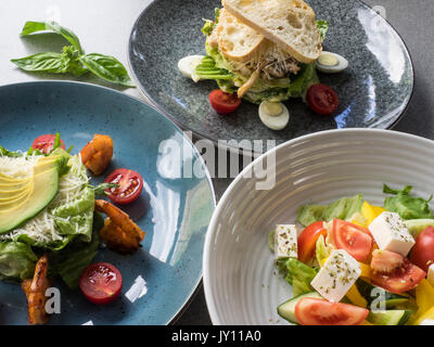 Ensemble de diverses Salades : Salade César, Greeck et avec crevettes tiger Banque D'Images