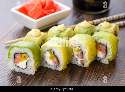 Sushi, japonais et de l'alimentation - concept de la nourriture japonaise sushi à l'avocat. Banque D'Images