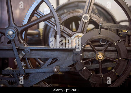 Une partie des trois-train réveil, qui entraîne les mains de Big Ben, dans le mécanisme de prix, qui seront démontés et nettoyés pendant les travaux de rénovation sur l'Elizabeth Tower au Palais de Westminster, Londres. Banque D'Images