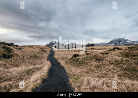 Route de terre à l'église, lointain Hellissandur, Snaellsnes Iceland Banque D'Images