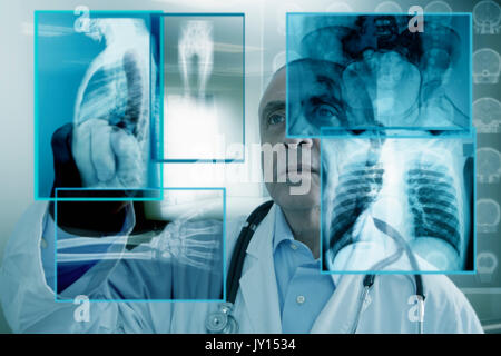 Doctor en utilisant l'écran de l'ordinateur virtuel Banque D'Images