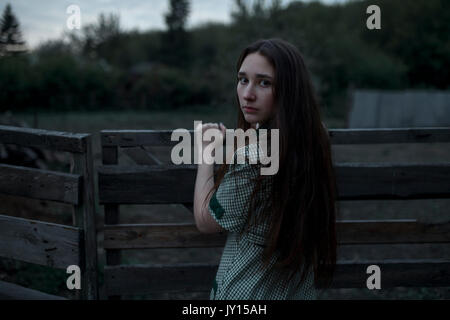 Caucasian woman leaning on porte en bois Banque D'Images