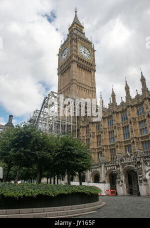 L'échafaudage continue d'augmenter au cours de travaux de rénovation de la tour Elizabeth au Palais de Westminster, Londres. Banque D'Images