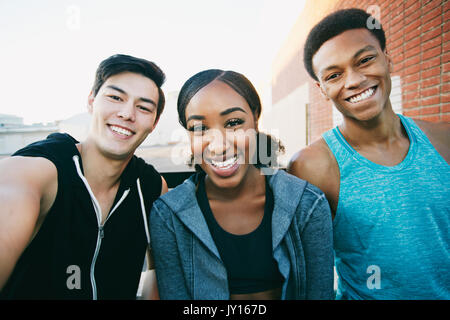 Les amis qui pose pour l'extérieur selfies Banque D'Images