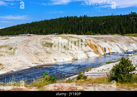 Fer à repasser Spring Creek dans le sable noir geyser basin. Le parc national de Yellowstone, Wyoming, USA Banque D'Images