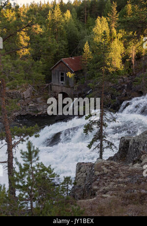 Vieille maison de bois près de cascade en Norvège près du parc national de Jotunheimen à leira village Banque D'Images