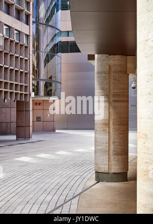 Détail de la jonction entre le cercle extérieur et la banque UBS par faire les architectes dans l'arrière-plan. Broadgate Circle, Londres, Royaume-Uni. Architecte Banque D'Images