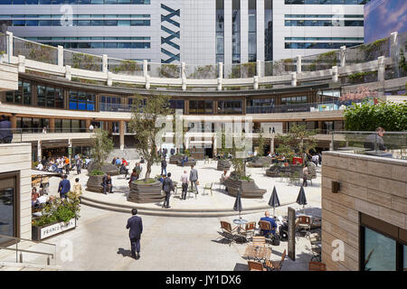 Aperçu de l'ensemble des banquiers d'affaires et vous détendre au soleil. Banque UBS par faire les architectes dans l'arrière-plan. Broadgate Circle, Londres, Royaume-Uni Banque D'Images