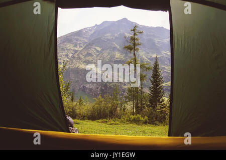 Vue depuis la vallée de montagne touristique tente à l'Altaï, en Sibérie,, Banque D'Images