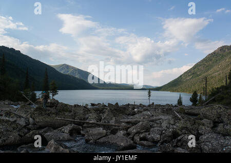 Des rochers près de Multinskoe lac, montagnes de l'Altaï. La Russie. Le magnifique paysage de montagne. Le lac au premier plan avec des montagnes en arrière-plan sur à Banque D'Images