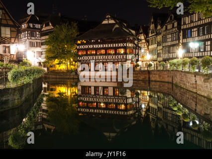 STRASBOURG, FRANCE. 1er septembre 2016. La maison des Tanneurs sur Benjamin dix mètres carrés, se reflétant dans les eaux de l'Ill par nuit. Banque D'Images