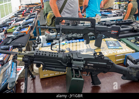 Stand au Salon militaria vente d'armes à air, des répliques d'armes conçues pour ressembler à du vrai feu de façon réaliste comme FN Minimi M249 A VU et FAMAS-F1 Banque D'Images