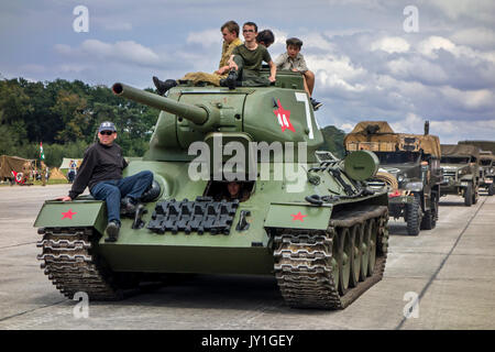 Char moyen soviétique T-34 PENDANT LA SECONDE GUERRE MONDIALE au défilé de véhicules militaires de la Seconde Guerre mondiale militaria juste Wold Banque D'Images