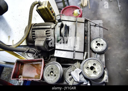 Vieux grungy obsolète mais toujours fonctionnel motor Banque D'Images